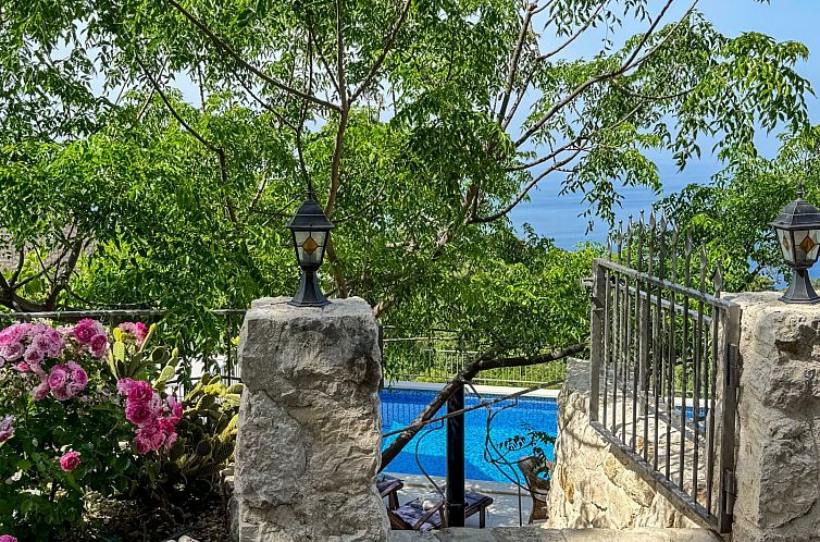 Vakantiehuis Charmantes Steinhaus mit Pool und Meerblick