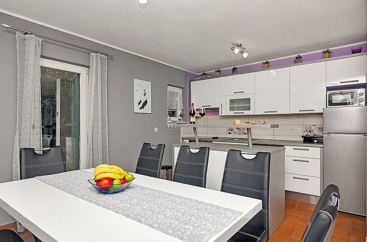 Vakantiehuis Renoviertes Ferienhaus in Tučepi mit Privatem 