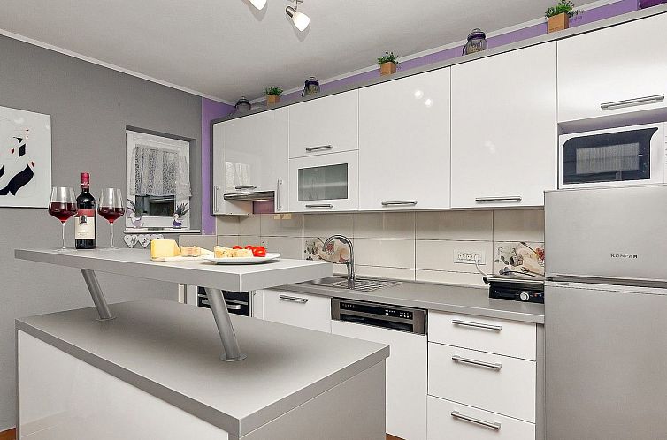 Vakantiehuis Renoviertes Ferienhaus in Tučepi mit Privatem 