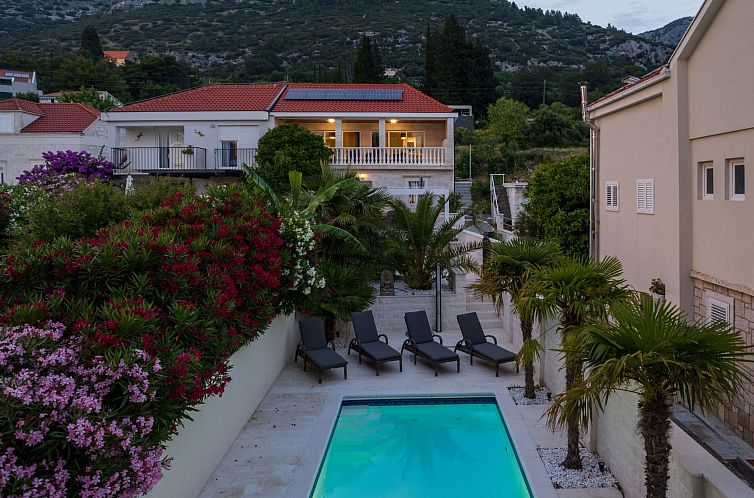 Vakantiehuis Suartini Viganj mit einem Pool