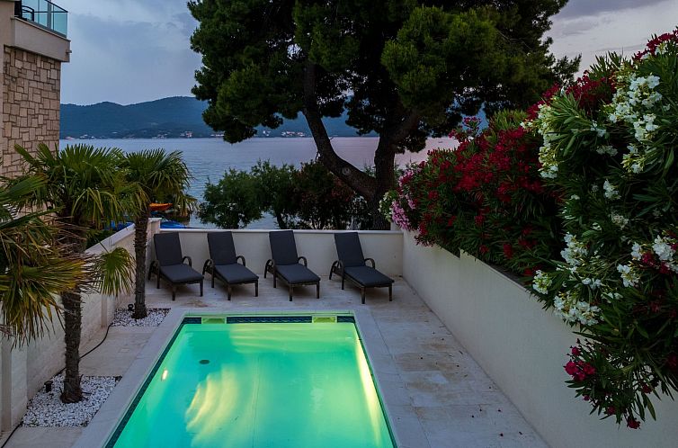 Vakantiehuis Suartini Viganj mit einem Pool