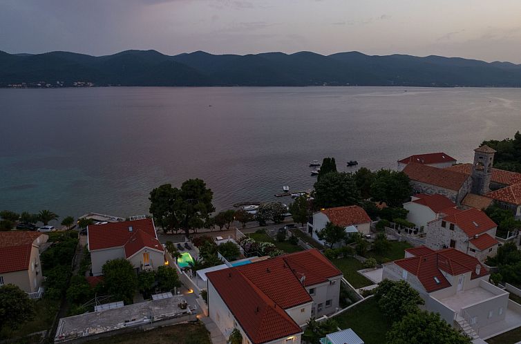 Vakantiehuis Suartini Viganj mit einem Pool