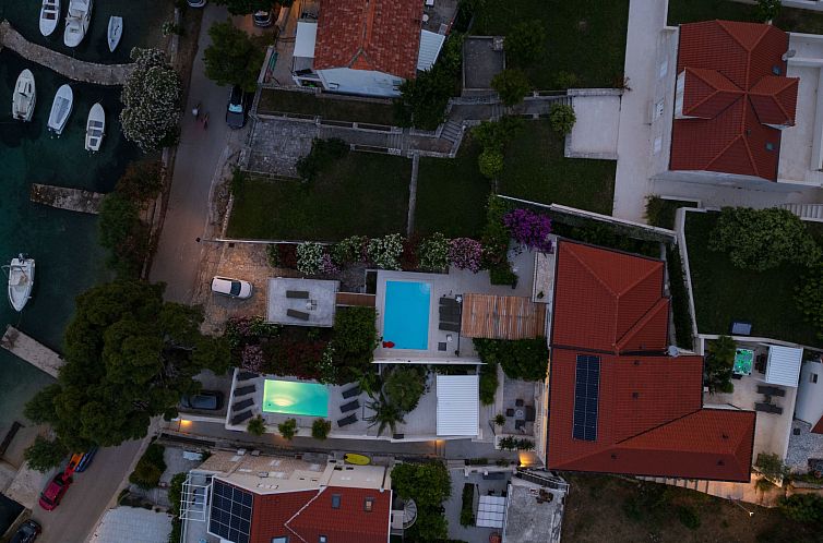 Vakantiehuis Suartini Viganj mit einem Pool