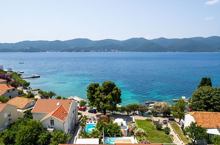 Vakantiehuis Suartini Viganj mit einem Pool