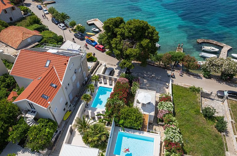 Vakantiehuis Suartini Viganj mit einem Pool