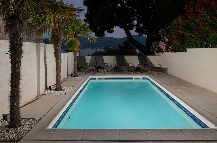 Vakantiehuis Suartini Viganj mit einem Pool