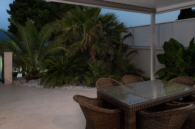 Vakantiehuis Suartini Viganj mit einem Pool