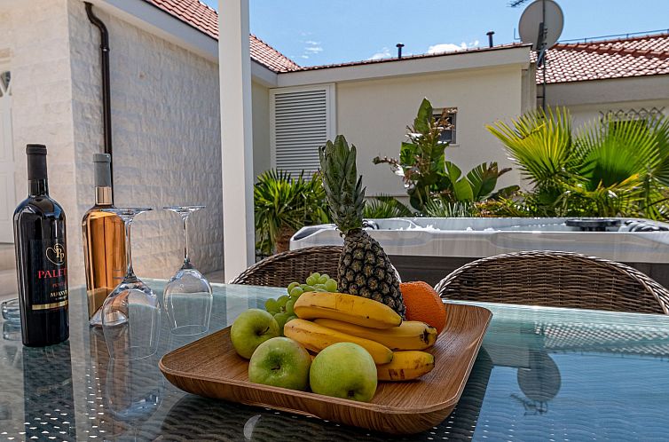 Unterkunft 10310811 - Ferienhaus Dalmatien - Vakantiehuis Suartini Viganj mit einem Jakuzzi