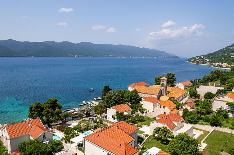 Vakantiehuis Suartini Viganj mit einem Jakuzzi