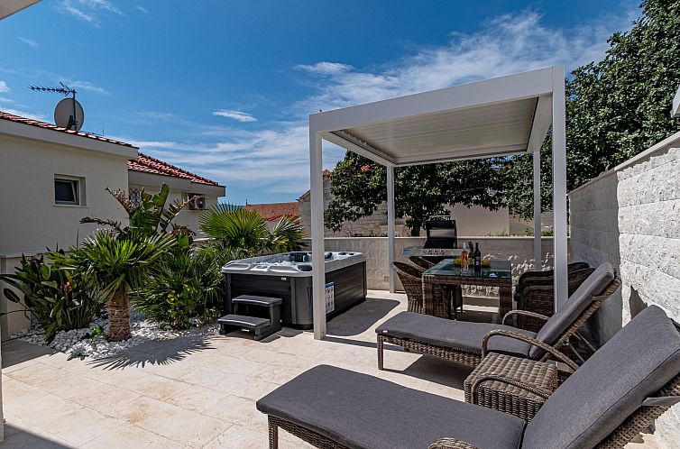 Vakantiehuis Suartini Viganj mit einem Jakuzzi