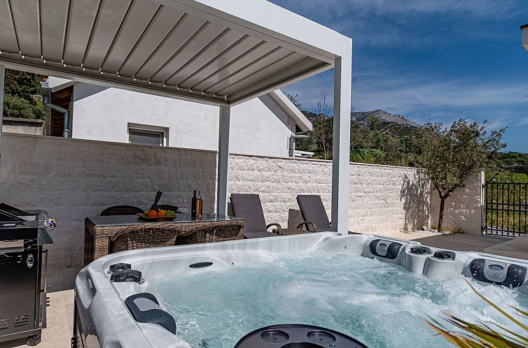 Vakantiehuis Suartini Viganj mit einem Jakuzzi