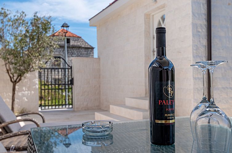 Vakantiehuis Suartini Viganj mit einem Jakuzzi