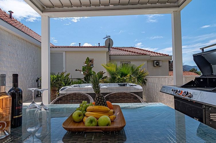 Vakantiehuis Suartini Viganj mit einem Jakuzzi