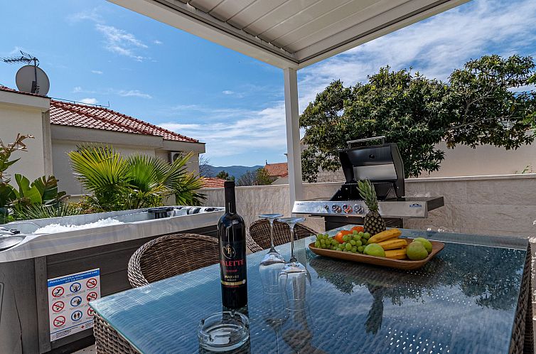 Vakantiehuis Suartini Viganj mit einem Jakuzzi