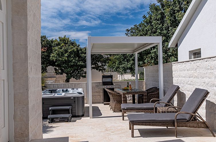 Vakantiehuis Suartini Viganj mit einem Jakuzzi