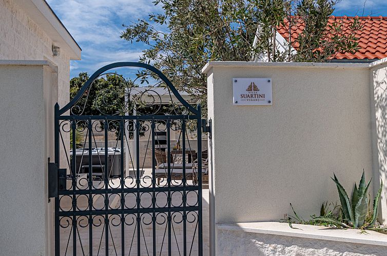 Vakantiehuis Suartini Viganj mit einem Jakuzzi