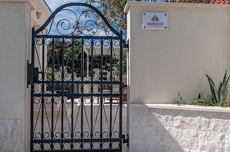 Vakantiehuis Suartini Viganj mit einem Jakuzzi