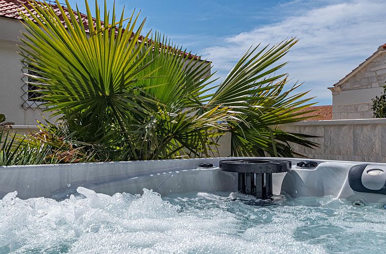 Vakantiehuis Suartini Viganj mit einem Jakuzzi