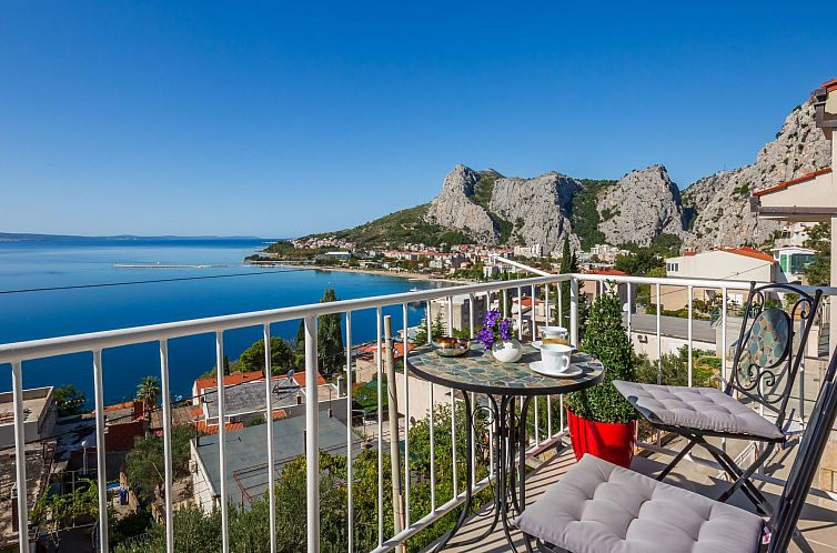 Appartement Große Wohnung in Omiš mit Möbliertem Balkon