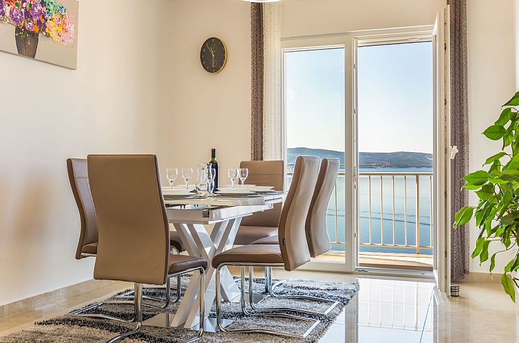 Appartement Große Wohnung in Omiš mit Möbliertem Balkon