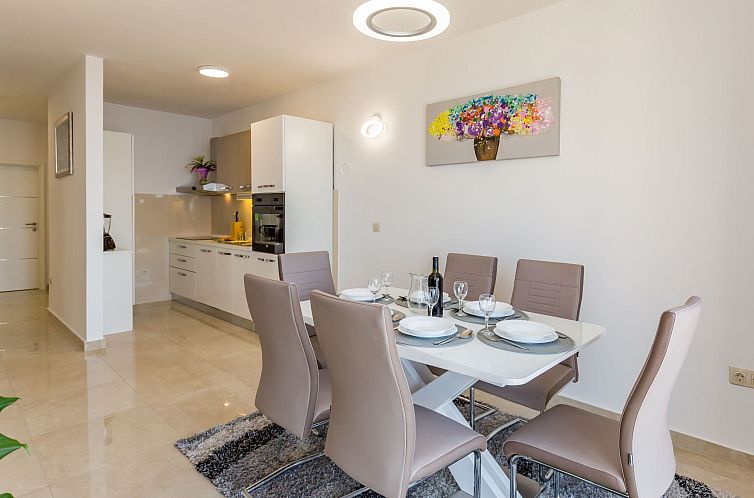 Appartement Große Wohnung in Omiš mit Möbliertem Balkon