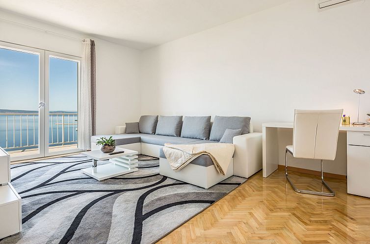 Appartement Große Wohnung in Omiš mit Möbliertem Balkon