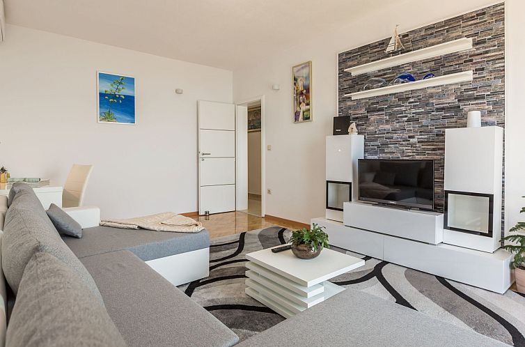 Appartement Große Wohnung in Omiš mit Möbliertem Balkon