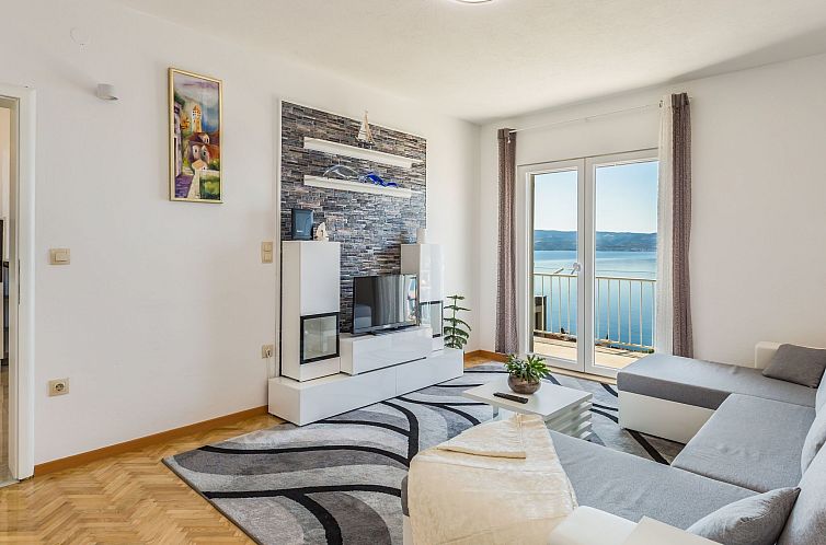 Appartement Große Wohnung in Omiš mit Möbliertem Balkon