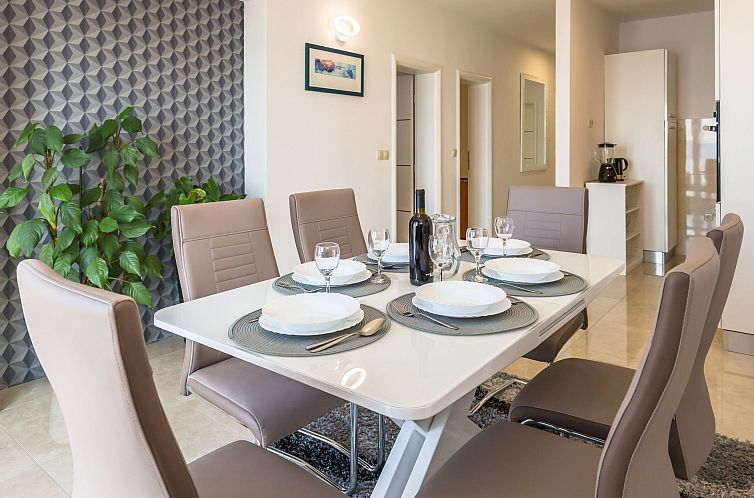 Appartement Große Wohnung in Omiš mit Möbliertem Balkon