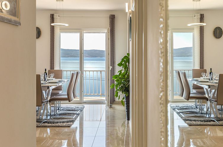 Appartement Große Wohnung in Omiš mit Möbliertem Balkon