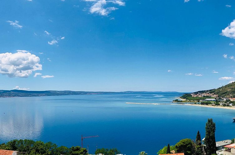 Appartement Große Wohnung in Omiš mit Möbliertem Balkon