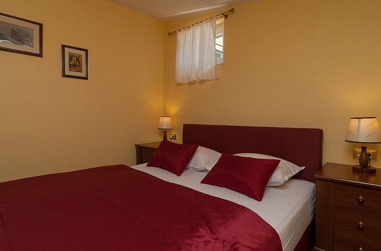 Appartement Große Ferienwohnung in Omiš mit Privatem Balko