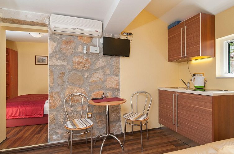 Appartement Große Ferienwohnung in Omiš mit Privatem Balko