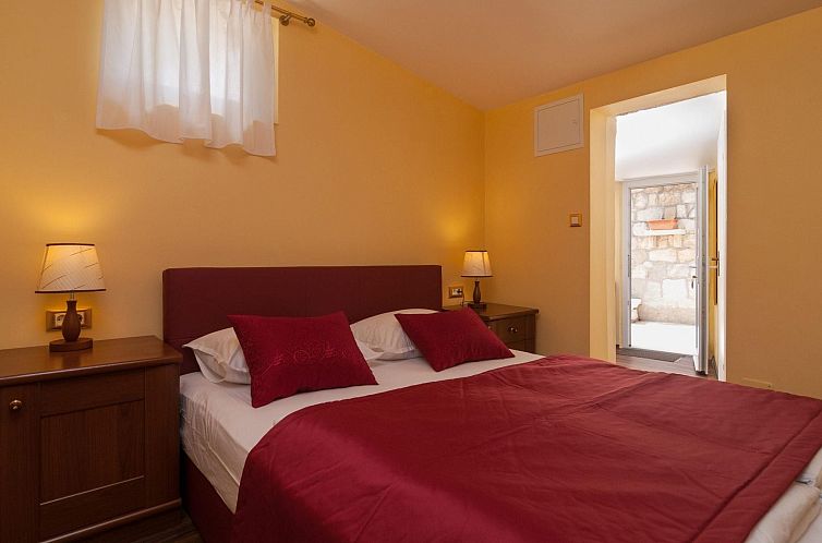 Appartement Große Ferienwohnung in Omiš mit Privatem Balko