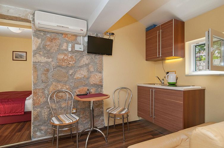 Appartement Große Ferienwohnung in Omiš mit Privatem Balko