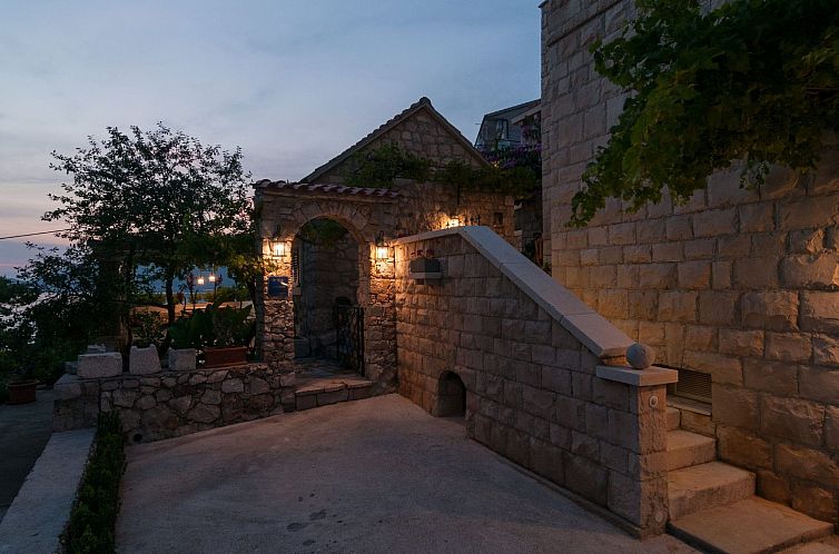 Appartement Große Ferienwohnung in Omiš mit Privatem Balko