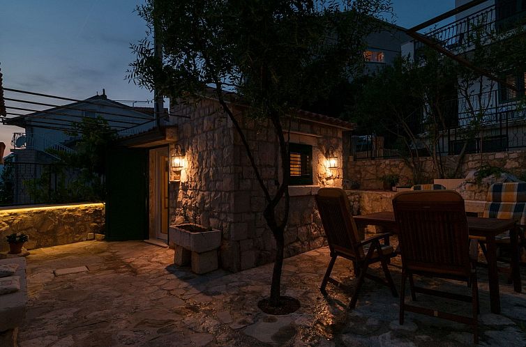 Appartement Große Ferienwohnung in Omiš mit Privatem Balko