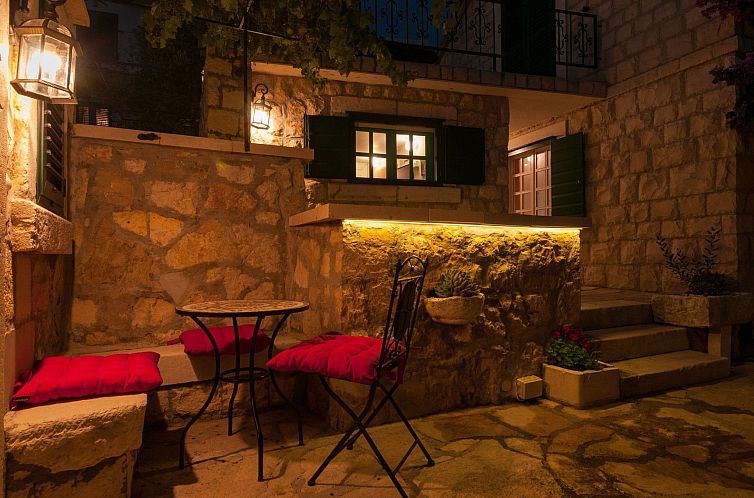 Appartement Große Ferienwohnung in Omiš mit Privatem Balko
