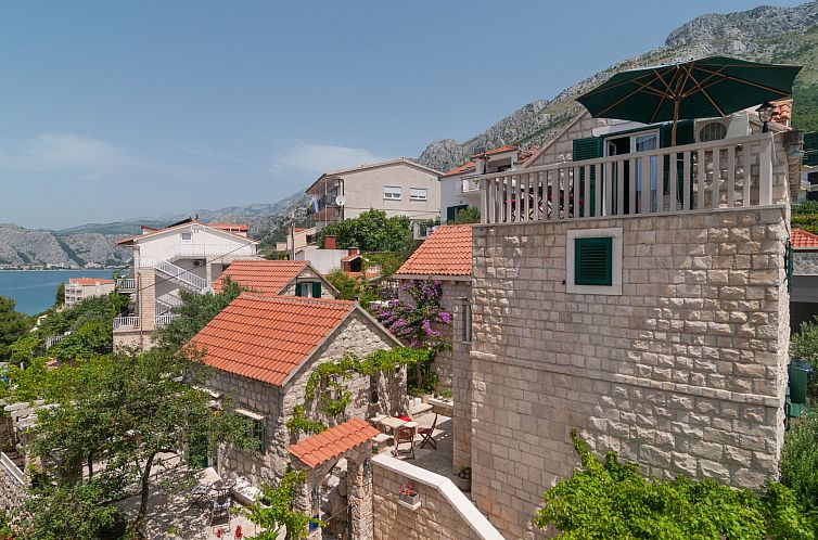 Appartement Große Ferienwohnung in Omiš mit Privatem Balko