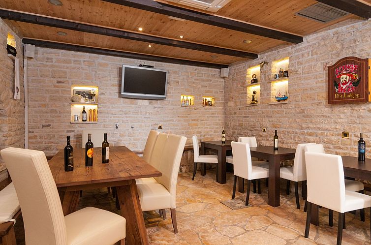 Appartement in Omiš mit Privatem Balkon