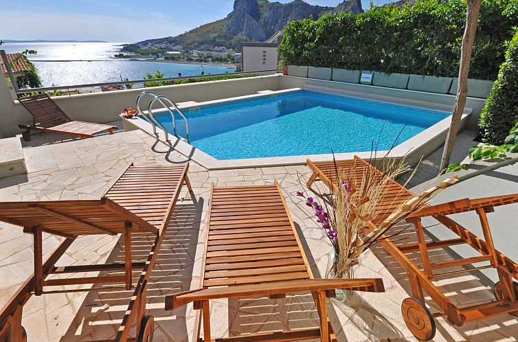 Vakantiehuis Geräumiges Ferienhaus in Omiš mit Privatem Po