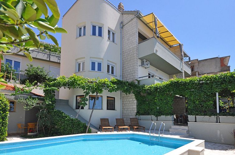 Vakantiehuis Geräumiges Ferienhaus in Omiš mit Privatem Po