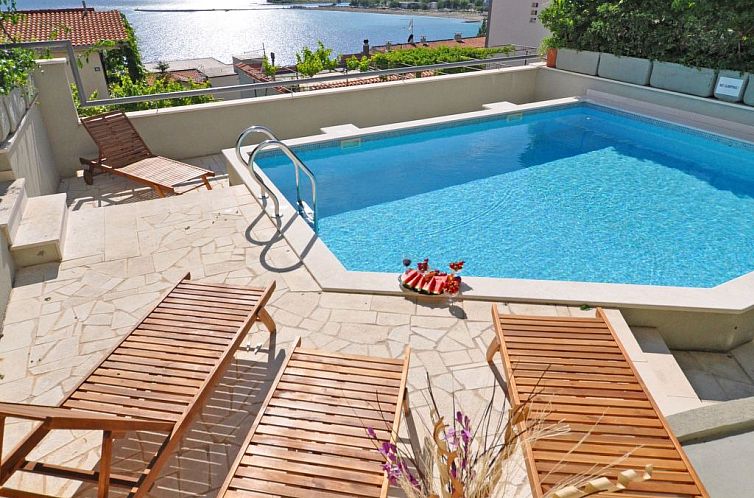 Vakantiehuis Geräumiges Ferienhaus in Omiš mit Privatem Po