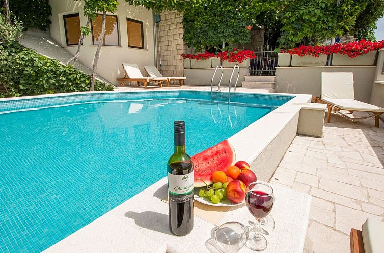 Vakantiehuis Geräumiges Ferienhaus in Omiš mit Privatem Po