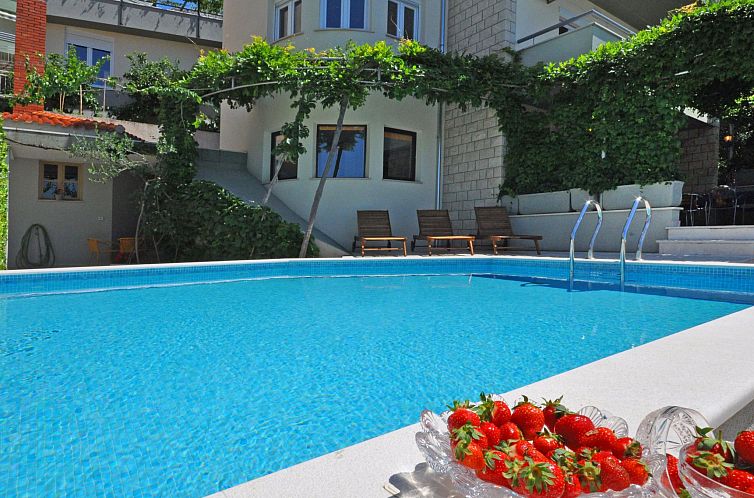 Vakantiehuis Geräumiges Ferienhaus in Omiš mit Privatem Po