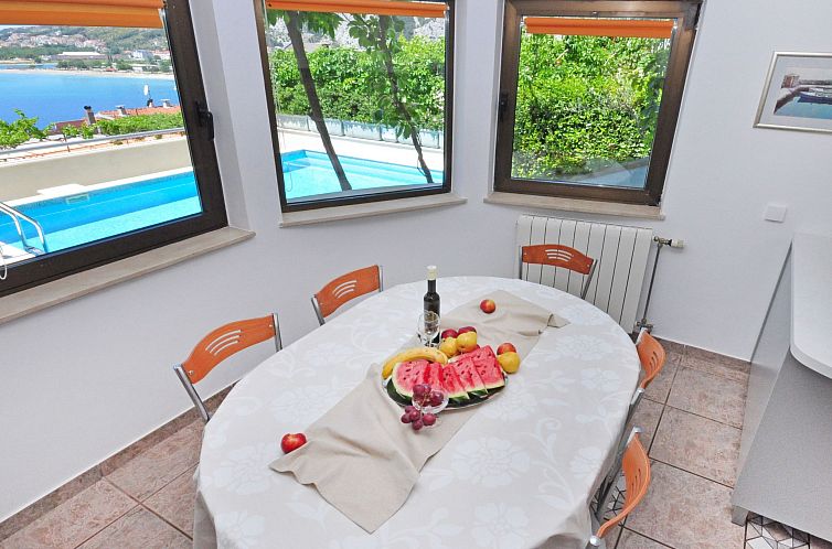 Vakantiehuis Geräumiges Ferienhaus in Omiš mit Privatem Po