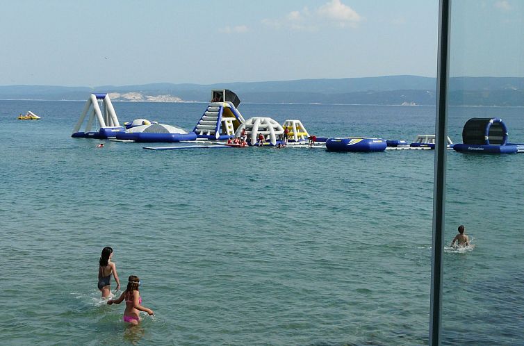 Vakantiehuis Geräumiges Ferienhaus in Omiš mit Privatem Po
