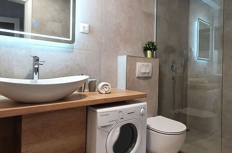 Vakantiehuis Geräumiges Ferienhaus in Omiš mit Privatem Po