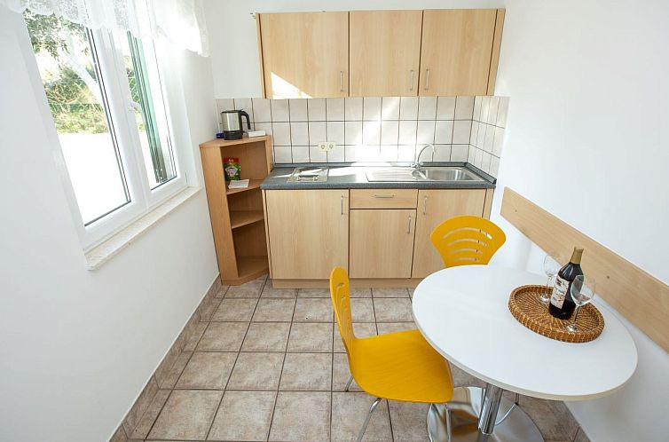 Vakantiehuis Geräumiges Ferienhaus in Omiš mit Privatem Po