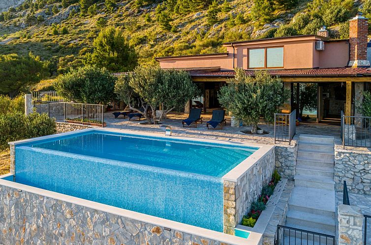 Vakantiehuis Villa mit vier Schlafzimmern und beheiztem Pool